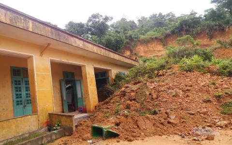 Trường học ở Quảng Trị bị hàng chục khối đất đá vùi lấp