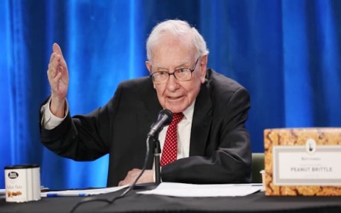 Công ty của Warren Buffett gom mạnh cổ phiếu dầu khí