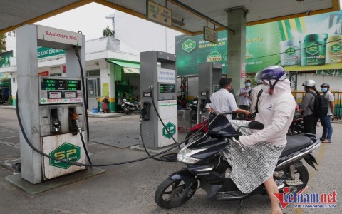 Tước giấy phép 'ông lớn' Saigon Petro, thị trường xăng dầu vẫn tấp nập
